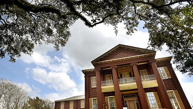 Mississippi Mansion Unveils Facelift Column Color A Big Shock