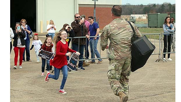 Photo Gallery Mississippi Soldiers Return Home To Hugs And Kisses